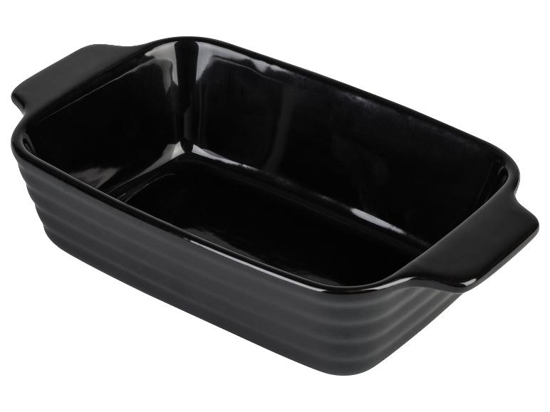 Un plat à gratin noir avec des poignées