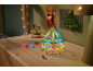 Jeu de construction magnétique lumineux sur table en bois avec décorations de Noël.