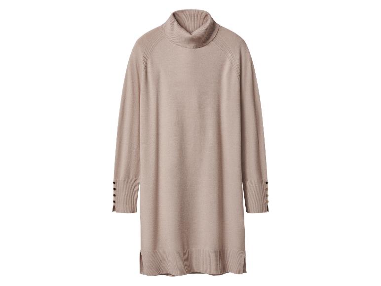 Robe pull beige avec col roulé et boutons aux manches.