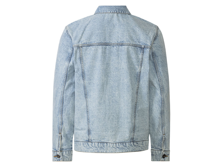 Une veste en jean bleu clair, vue de dos.