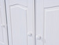 Armoire en bois blanc avec des portes
