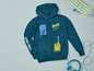 Un sweat-shirt bleu foncé avec un imprimé skateboard, une planche à roulettes et des écouteurs.