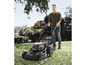 Un homme utilise une tondeuse à gazon robotique Parkside sur la pelouse.