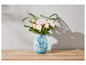 Des fleurs dans un vase bleu avec un marbrage blanc et bleu.