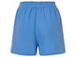 Un short bleu avec un élastique à la taille.