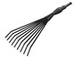 Une brosse noire avec de longues soies courbées pour enlever la saleté.