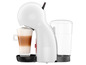 Une machine à café Nespresso blanche prépare un cappuccino