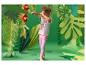 Fille dans un décor de jungle, portant un t-shirt blanc et un legging rose, regardant à travers des jumelles.