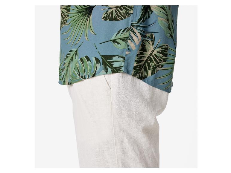 Chemise à fleurs tropicales et pantalon lin beige.