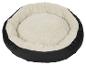 Lit rond pour animaux de compagnie avec intérieur moelleux crème et extérieur noir.