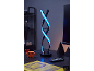 Lampe de bureau LED moderne en forme d'hélice d'ADN brillant en bleu sur un bureau sombre.