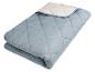 Couette matelassée bleu clair, douce et confortable.