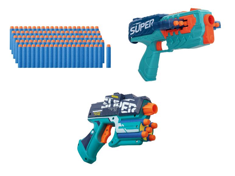 Deux pistolets jouets bleus, oranges et sarcelle, avec un tas de fléchettes en mousse bleues et oranges.