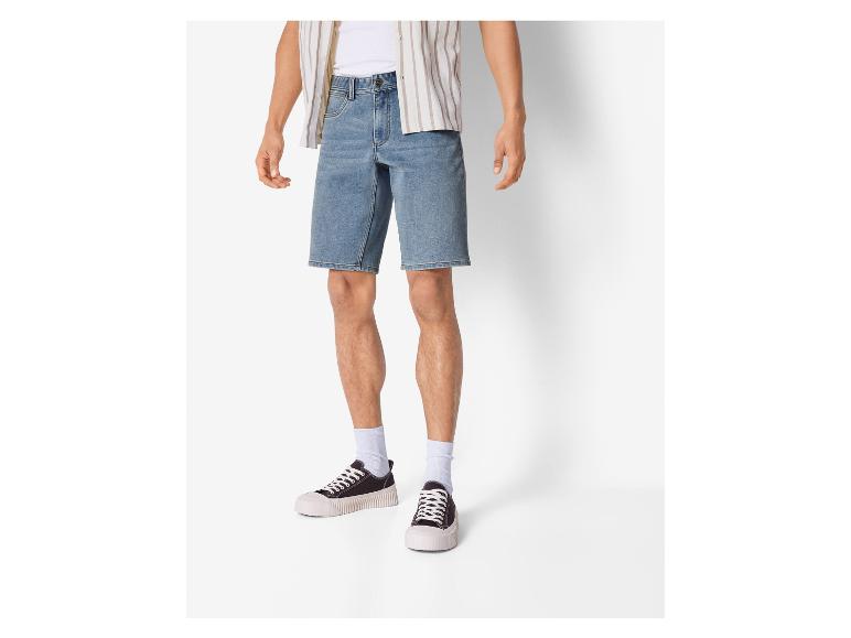Shorts et baskets : un look décontracté pour homme.