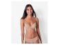 Une femme portant un soutien-gorge et une culotte beiges.