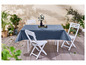 Une nappe de table bleu foncé sur une table en bois avec des chaises pliantes blanches en plein air.