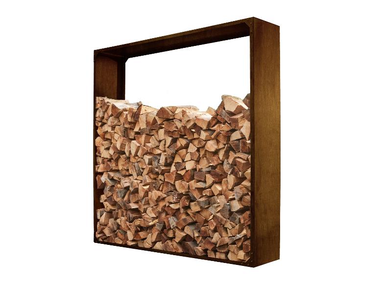 Range-bûches en bois rempli de bûches empilées