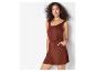Combinaison short marron, style décontracté.