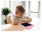 Enfant utilisant une tablette d'écriture rose en forme de lapin.