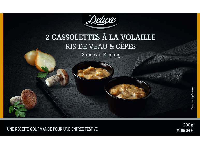 Deux cassolettes à la volaille, ris de veau et cèpes en sauce au Riesling, une entrée festive.