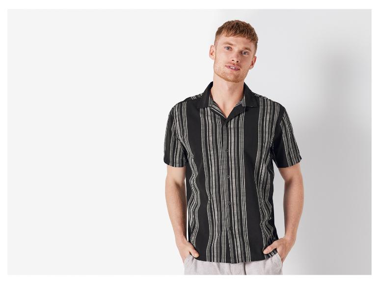 Chemise à manches courtes rayée noir et blanc pour homme.