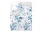 Parure de lit avec motif floral bleu sur fond blanc.