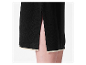 Robe noire en tricot avec fente.