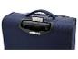 Gros plan d'une valise bleue avec une étiquette de bagage et une poignée.
