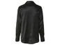 Une chemise en satin noire à manches longues.