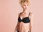 Une femme portant un soutien-gorge et une culotte noirs.