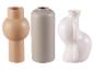 Trois vases en céramique de formes et de couleurs différentes.