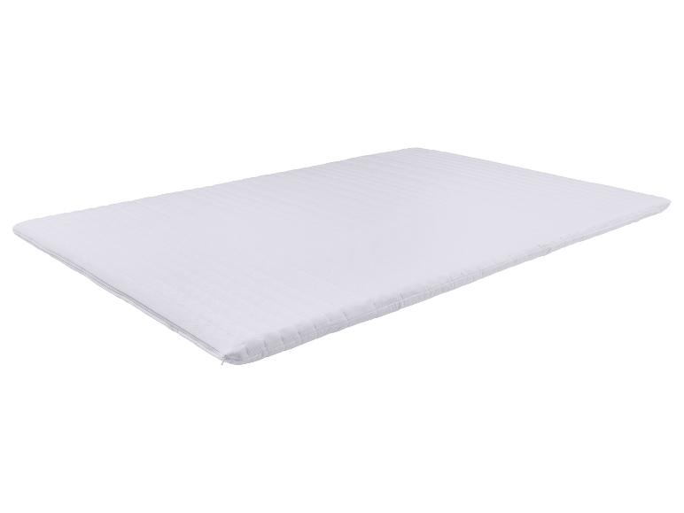 Protège-matelas blanc avec fermeture éclair, présentant un motif rayé subtil.