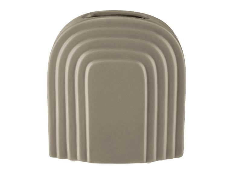 Un vase en céramique gris avec un design en arc.