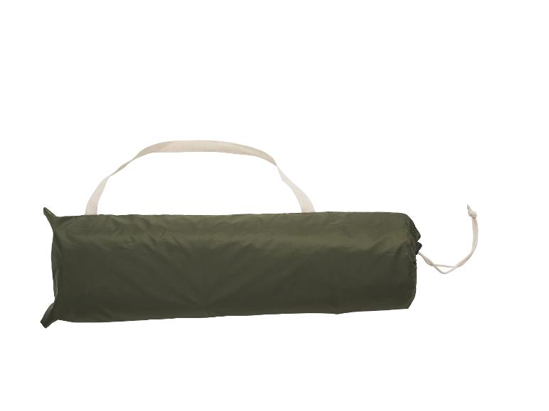 Sac de couchage ou tapis de sol vert foncé roulé dans un sac de transport avec une sangle blanche
