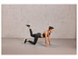 Une femme en tenue de sport fait des exercices sur un tapis de yoga.