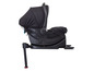 Un siège auto noir pour bébé avec un repose-pieds réglable.