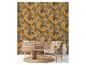 Salon avec papier peint thème jungle, buffet en bois, tapis tressé et chaise.