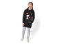 Une fille portant un sweat-shirt noir à capuche avec Snoopy et un legging gris.