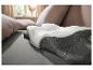 Oreiller de soutien cervical LIVARNO® Premium avec dessus matelassé blanc et maille grise sur un lit.