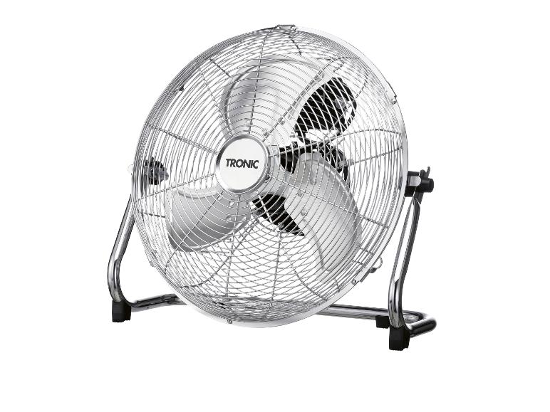 Ventilateur de sol métallique à trois pales avec grille ronde.