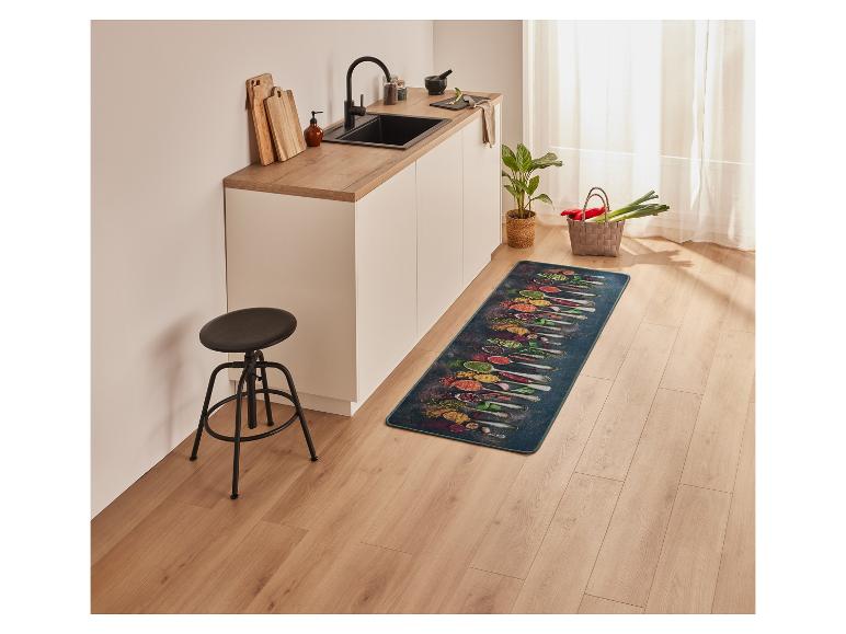 Un long tapis de cuisine avec des cuillères et des épices.