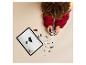 Un enfant construit un jouet LEGO, en suivant les instructions sur une tablette.