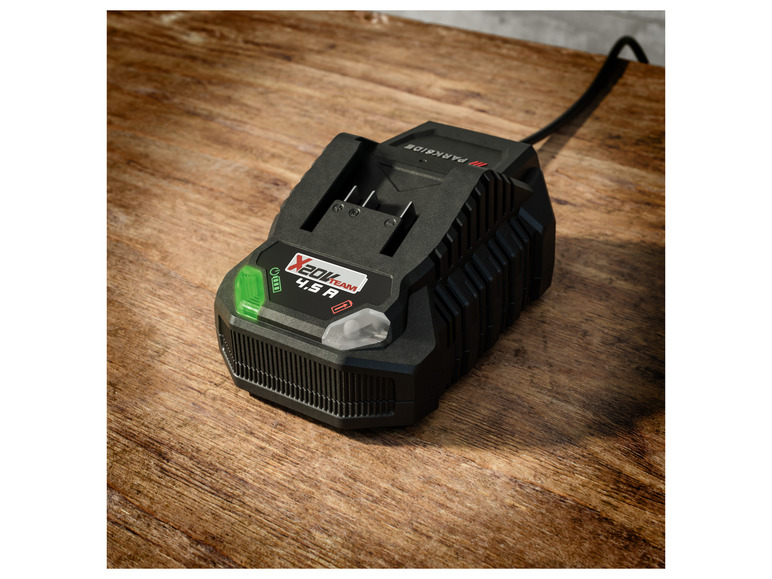 Un chargeur Parkside noir pour batteries avec le logo X20V Team.