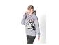 Une femme porte un sweat-shirt gris à l'effigie de Minnie Mouse et un legging noir.