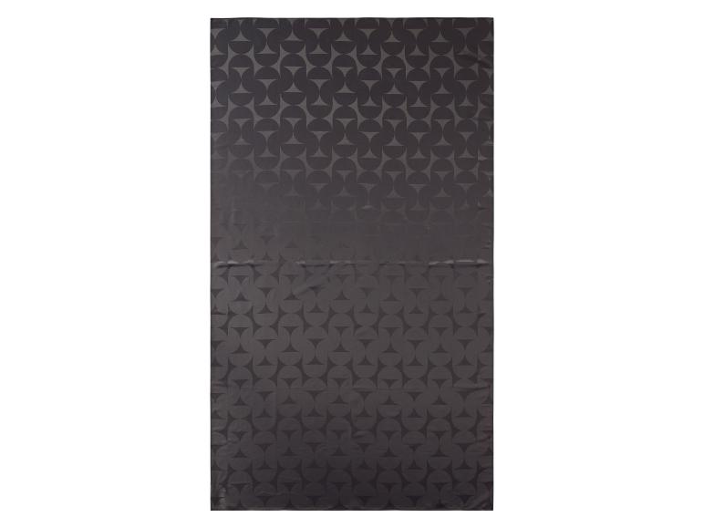 Nappe noire à motif géométrique.