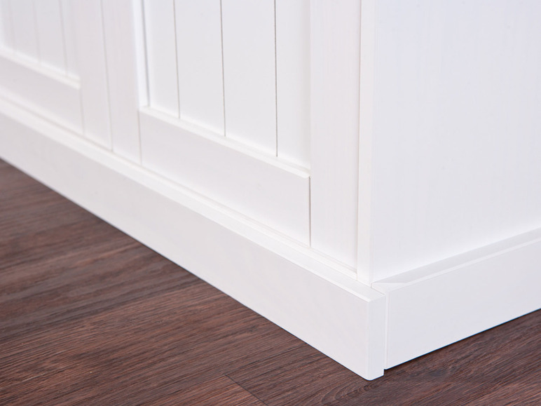 Armoire blanche avec portes à panneaux sur un sol en bois