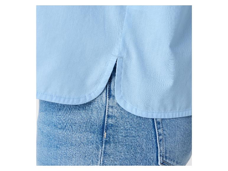 Chemise bleu clair et jeans.