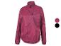 Une veste de pluie rose pour femme.