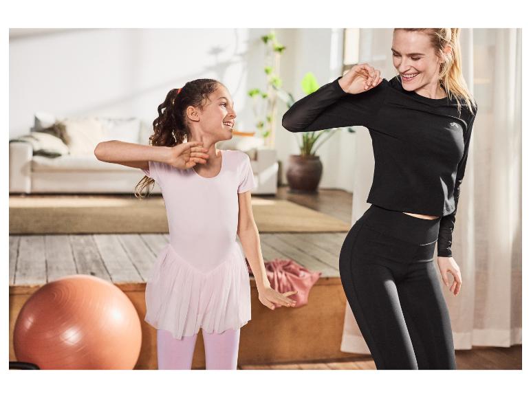 Femme et fille faisant du sport à la maison en vêtements de sport.