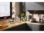 Appareils de cuisine modernes en acier inoxydable sur un plan de travail en bois.